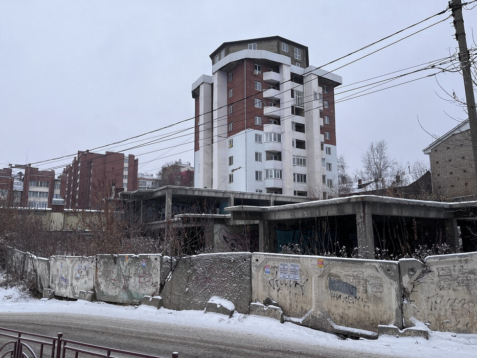 Долгострой по улице Сибирской в Иркутске